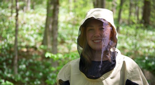 femme portant une veste de protection dans la forêt
